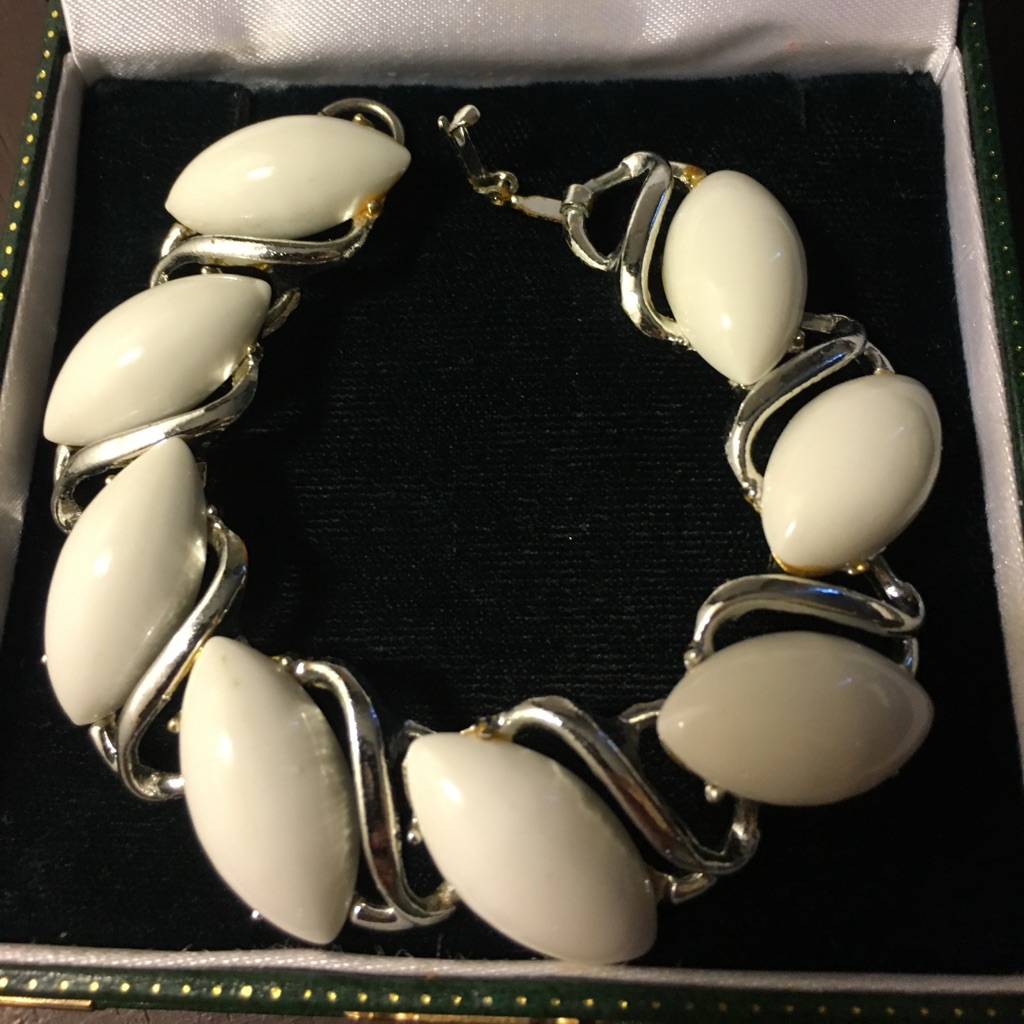 Nwot Vintage Chic Silver And Cream Women's Bracelet. New In The Box